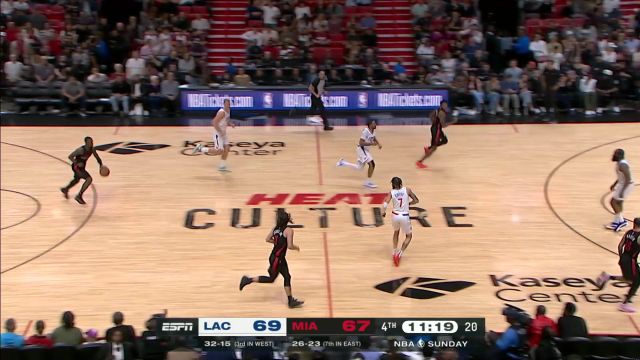 略显一点点尴尬 威少反击快攻长驱直入无奈扣飞