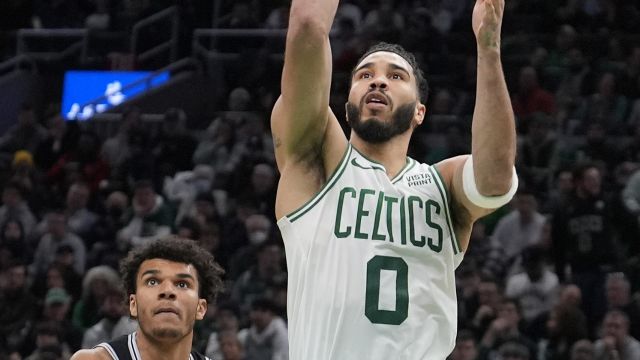 马刺98-117凯尔特人 塔图姆24+5文班空砍27分绿军大胜马刺取主场20连胜