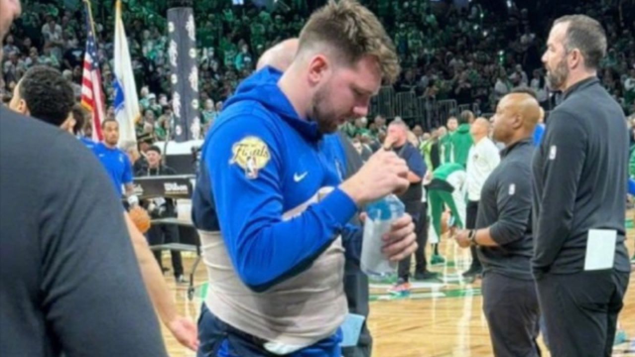 东契奇带伤出战半场砍23分集锦: 鬼魅传球不愧当代魔术师