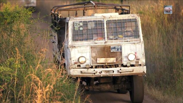 南苏丹基础设施落后,100公里路走六天,河道泛滥村民纷纷逃难(1)