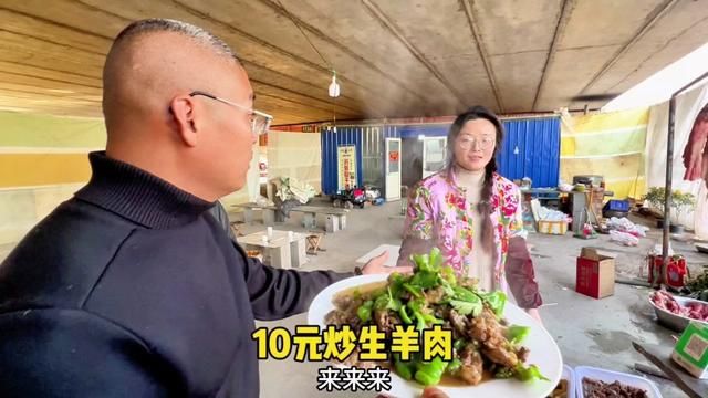 大集美食:辣炒生羊肉10元一大盘#人间烟火气 #寻味 #乡村味道 #寻味大集的人间烟火