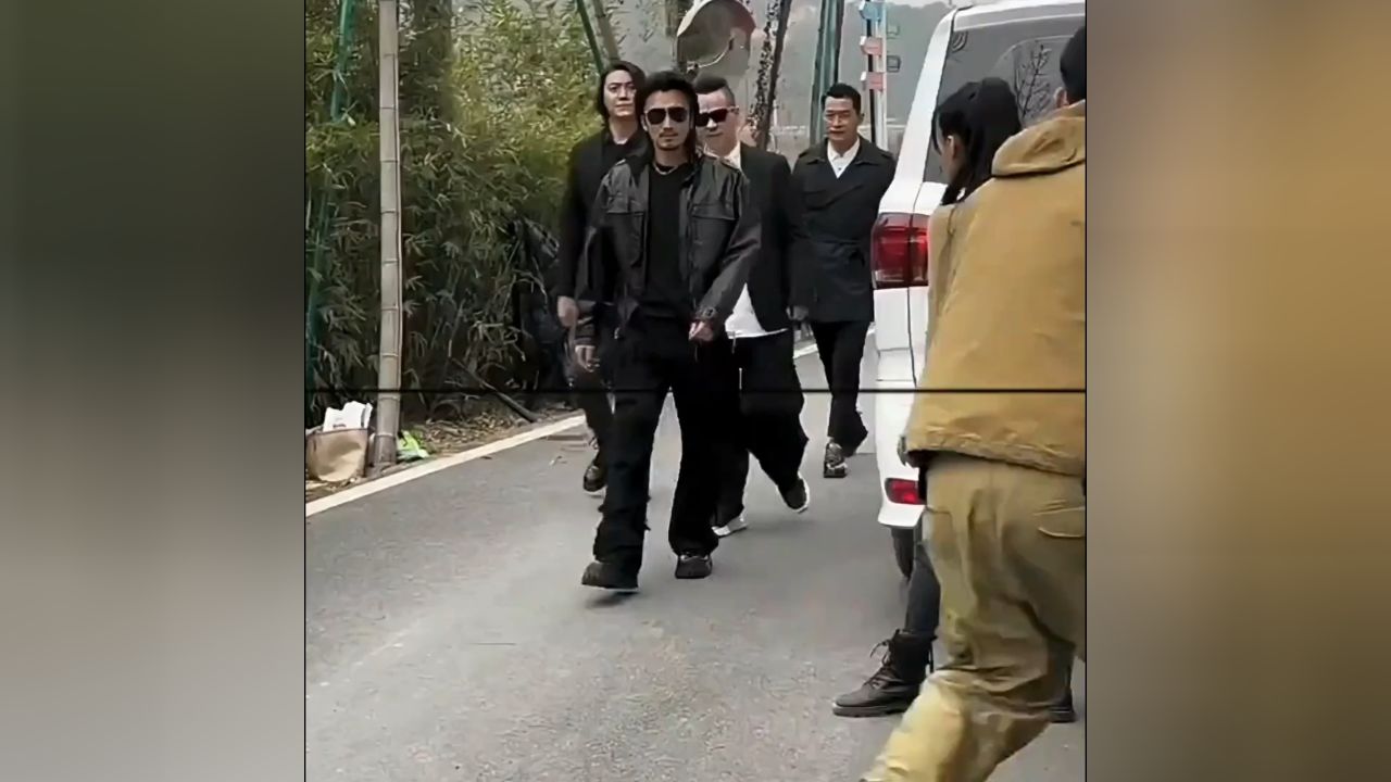 郑伊健 # 陈小春 # 谢霆锋 拍戏现场,你们更喜欢哪一位?