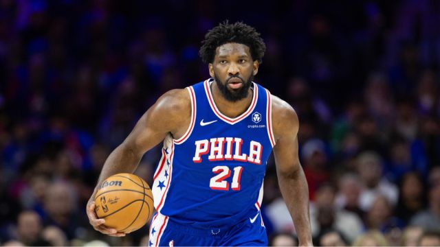 恩比德完整参加球队训练：未佩戴护具战火箭出战成疑，美媒预测MVP概率跌出排名