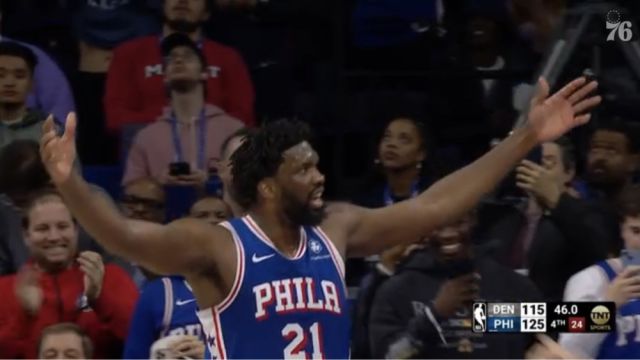 MVP正名之战！恩比德41+10狂刷四大纪录：47次单场40+现役中锋第一人！与约基奇拥抱耳语惺惺相惜