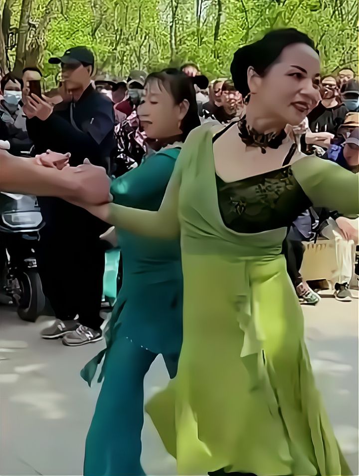 公园里大妈大爷跳舞,这明显不是两口子啊,她家老头不管的么