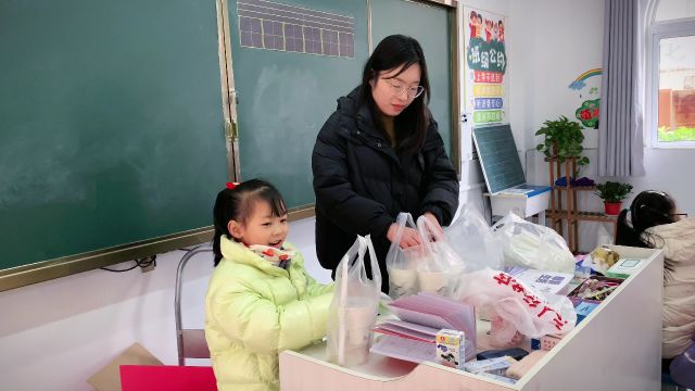 龙山湖小学举行学期结束会,师生安全教育,班级总结表彰