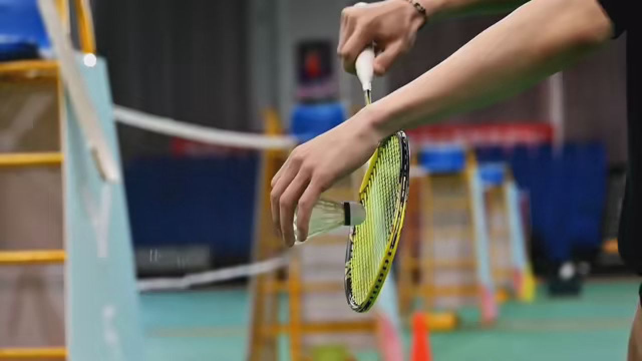 反手发球 #羽毛球 #羽毛球教学