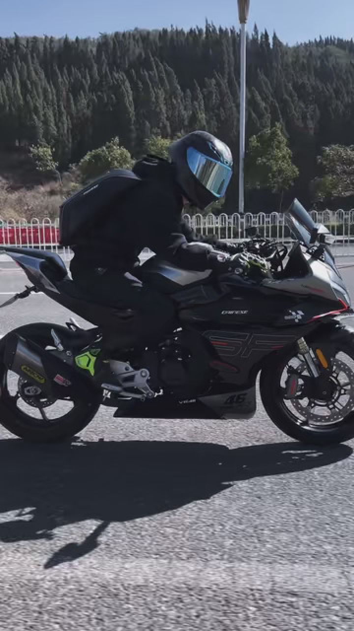 我只是一个骑破摩托的男孩,怎么配得上坐在宝马车上的你#摩托佬 #春风