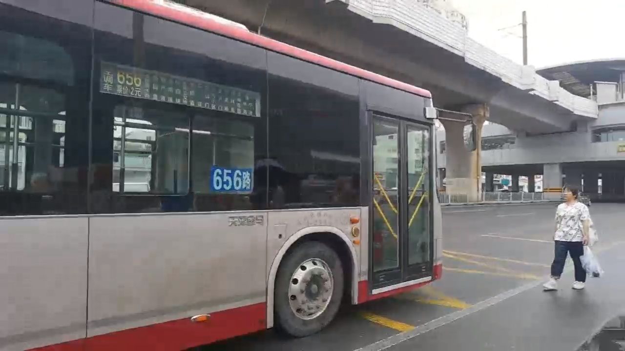 天津公交656路大衣櫃進出中山門地鐵站