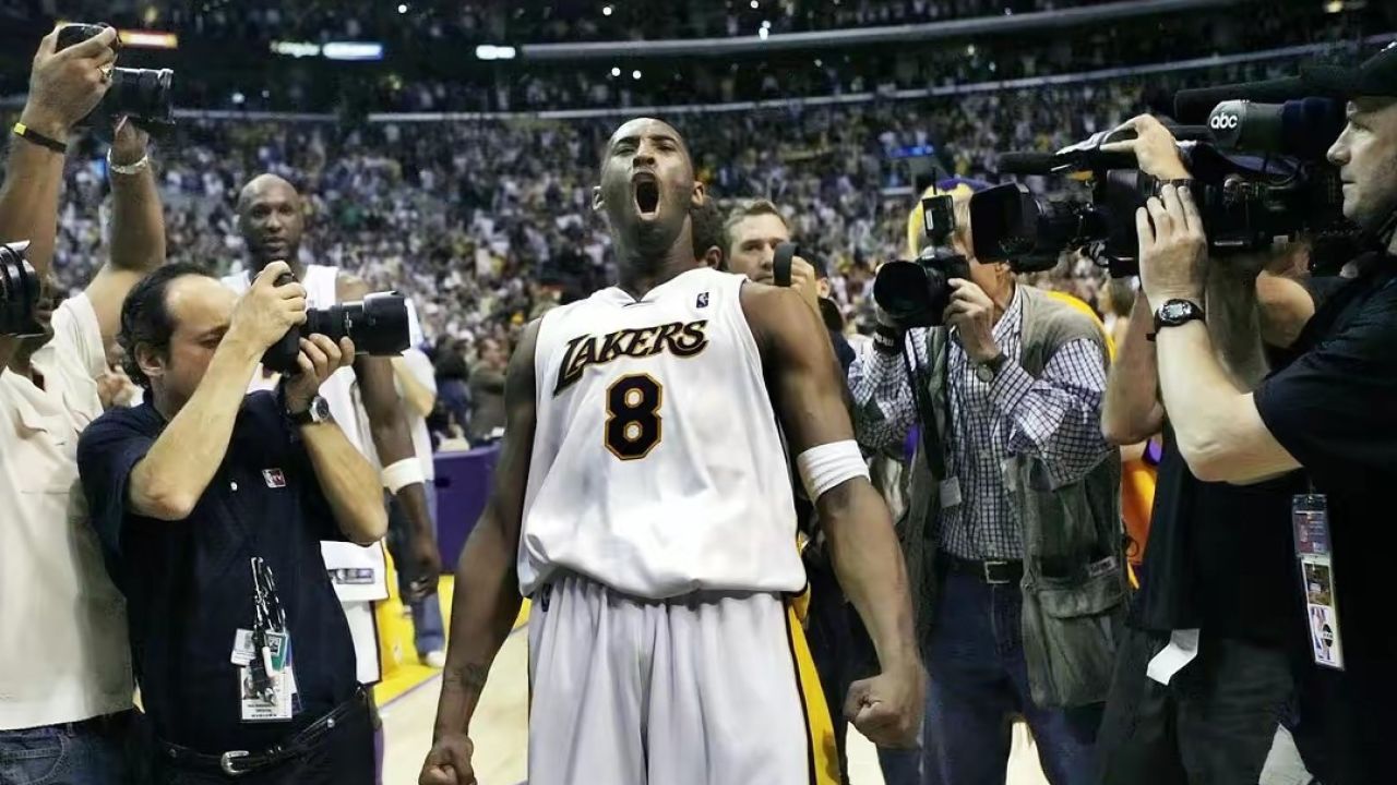 科比双绝杀太阳名场面:读秒绝平加时压哨绝杀 扯球衣捶胸怒吼庆祝