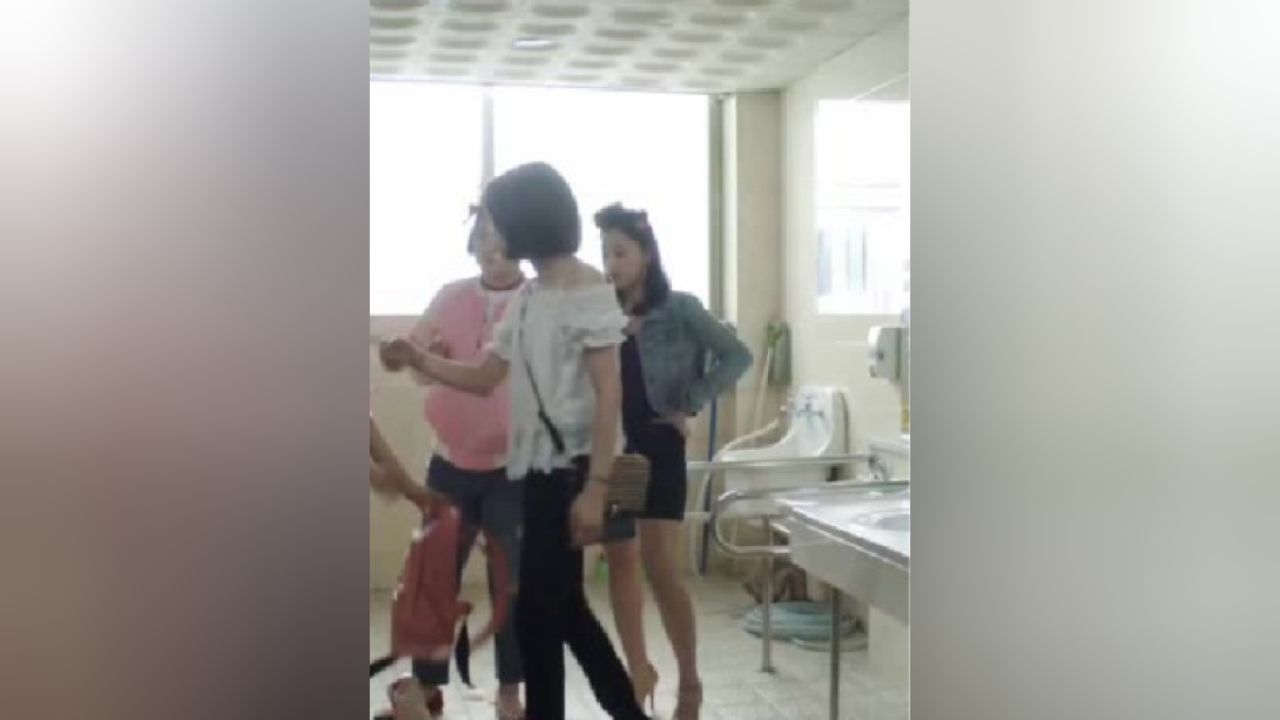 女孩惨遭小太妹扒光衣服!_高清1080P在线观看平台_腾讯视频