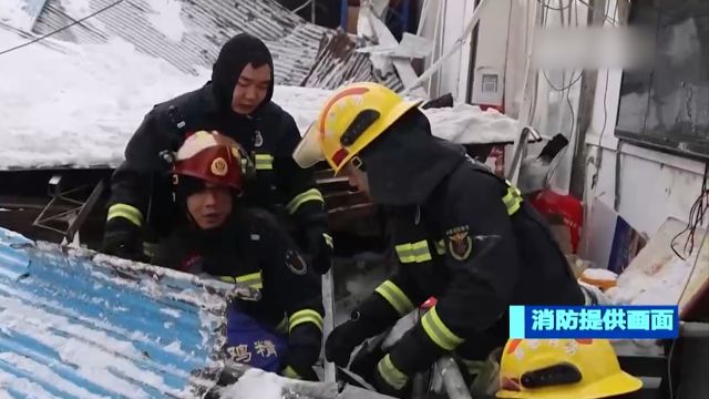 湖北孝感:积雪压塌超市钢棚架梁,3名被困人员获救