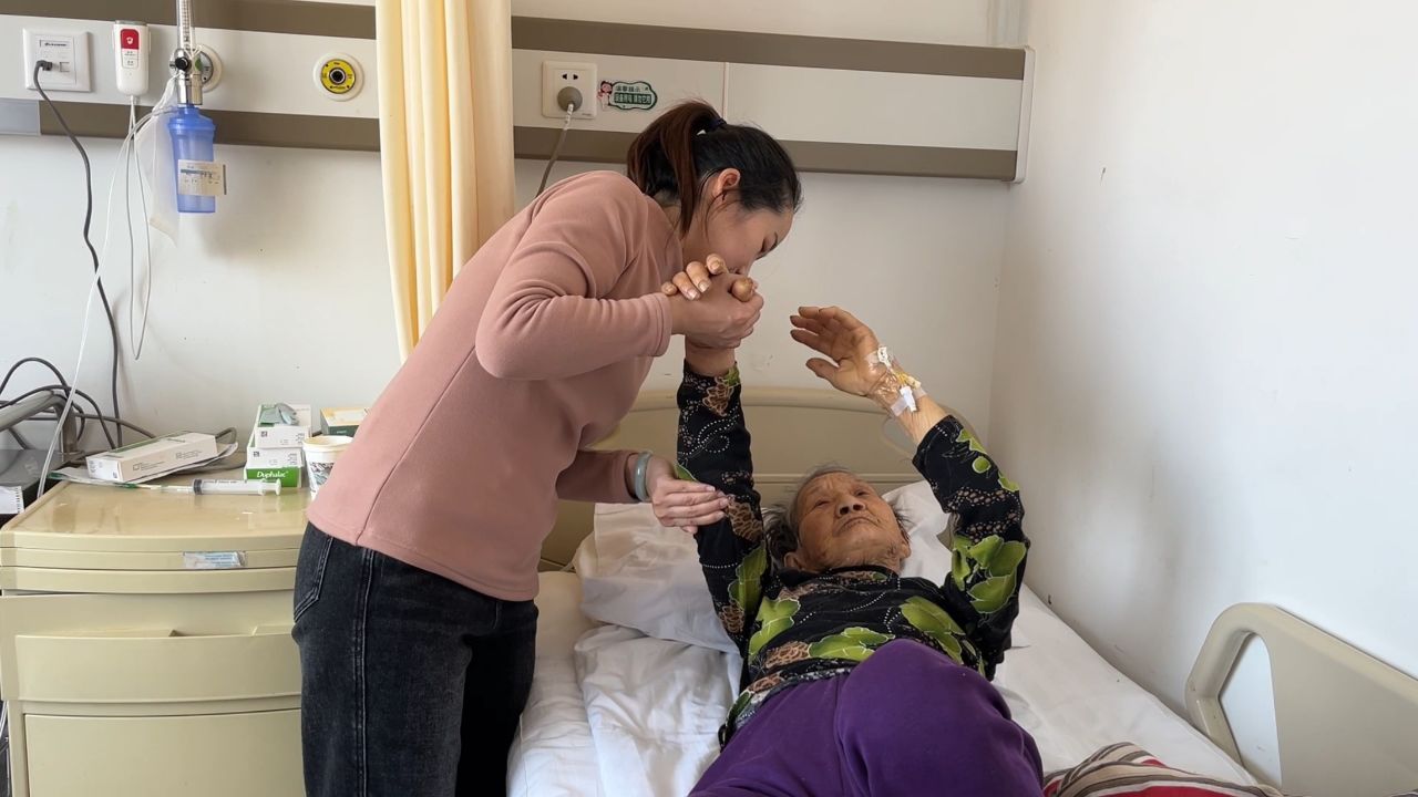 疼爱自己的奶奶住院了,二丫撇下孩子精心照顾,孱弱的真让人心疼