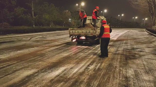 冻雨加冰粒,崂山区融雪剂和防滑沙连夜齐上阵