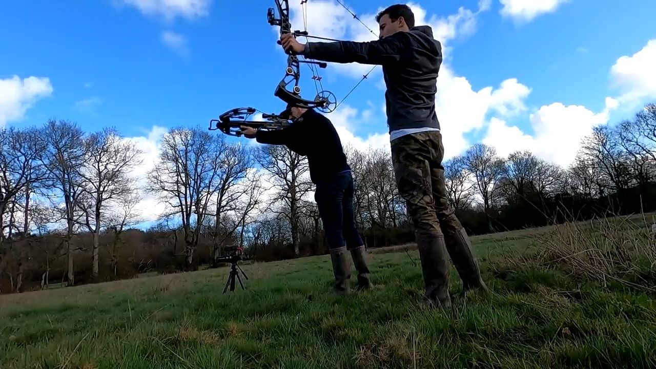 国外合法拍摄巴力ts380复合弩vs复合弓户外娱乐