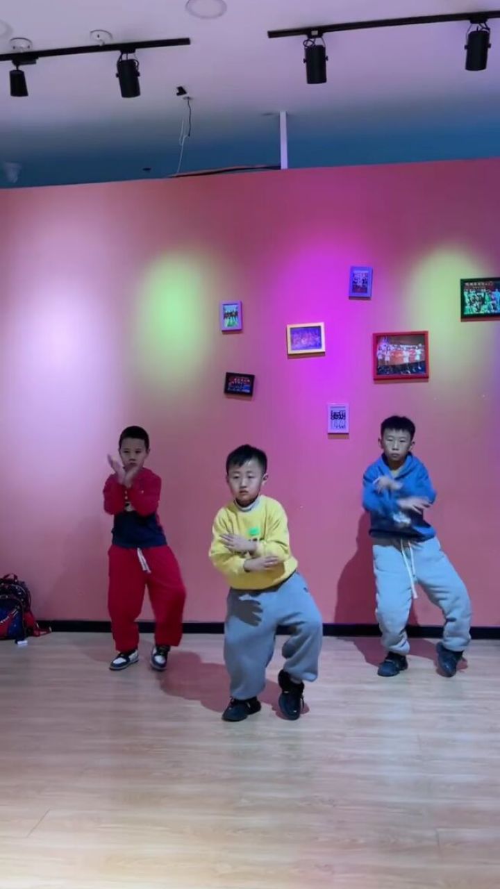 四年级舞蹈四个人图片
