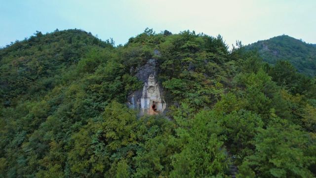 这里是重庆奉节的宝光寺摩崖石窟,在瞿塘峡北岸赤甲山一处的悬崖上,距今已有400多年的历史.一个人站在这里,怎么感觉背后发凉.