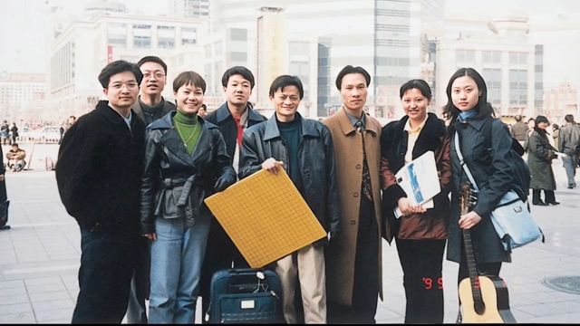 1999年马云带着他的团队在京创业失败后谪返杭州时的合影,你能认出这些逐梦者们都是谁吗?