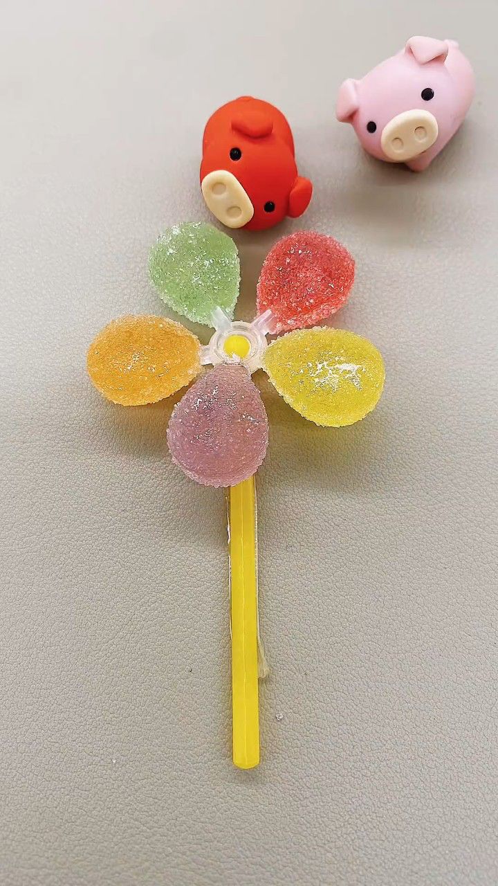 猪猪99要吃风车糖96啦!就是转起来有点费猪99