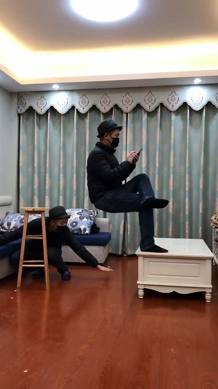 悬空居然也能坐?怎么做到的?