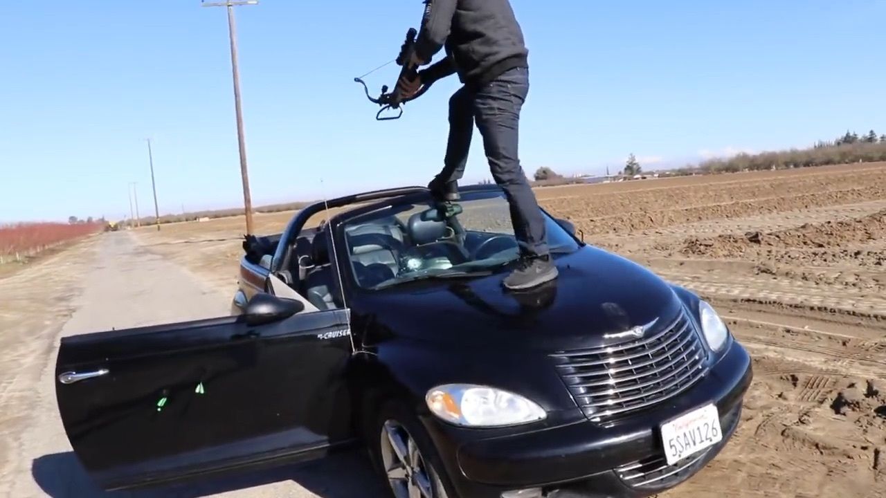 国外合法拍摄反曲十字弓弩阿斯顿系列弩哨兵290追风175反曲弓弩vs汽车