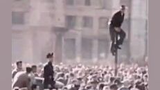 1945年墨索里尼处决影像，遗体被吊起侮辱，被国民踢踹吐口水！