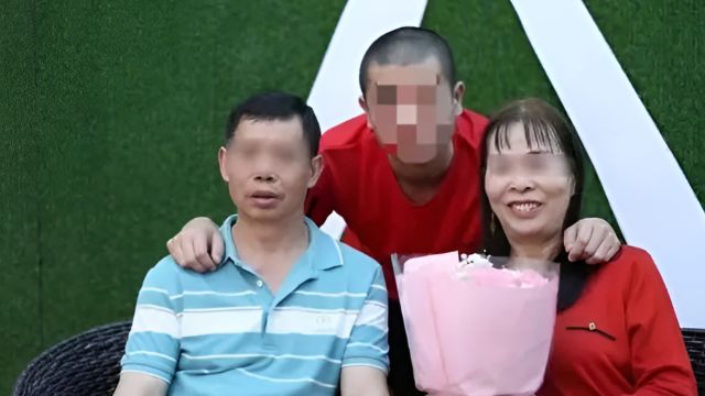 男子与父母失散25年后在广东监狱认亲!狱警帮其拍摄全家福