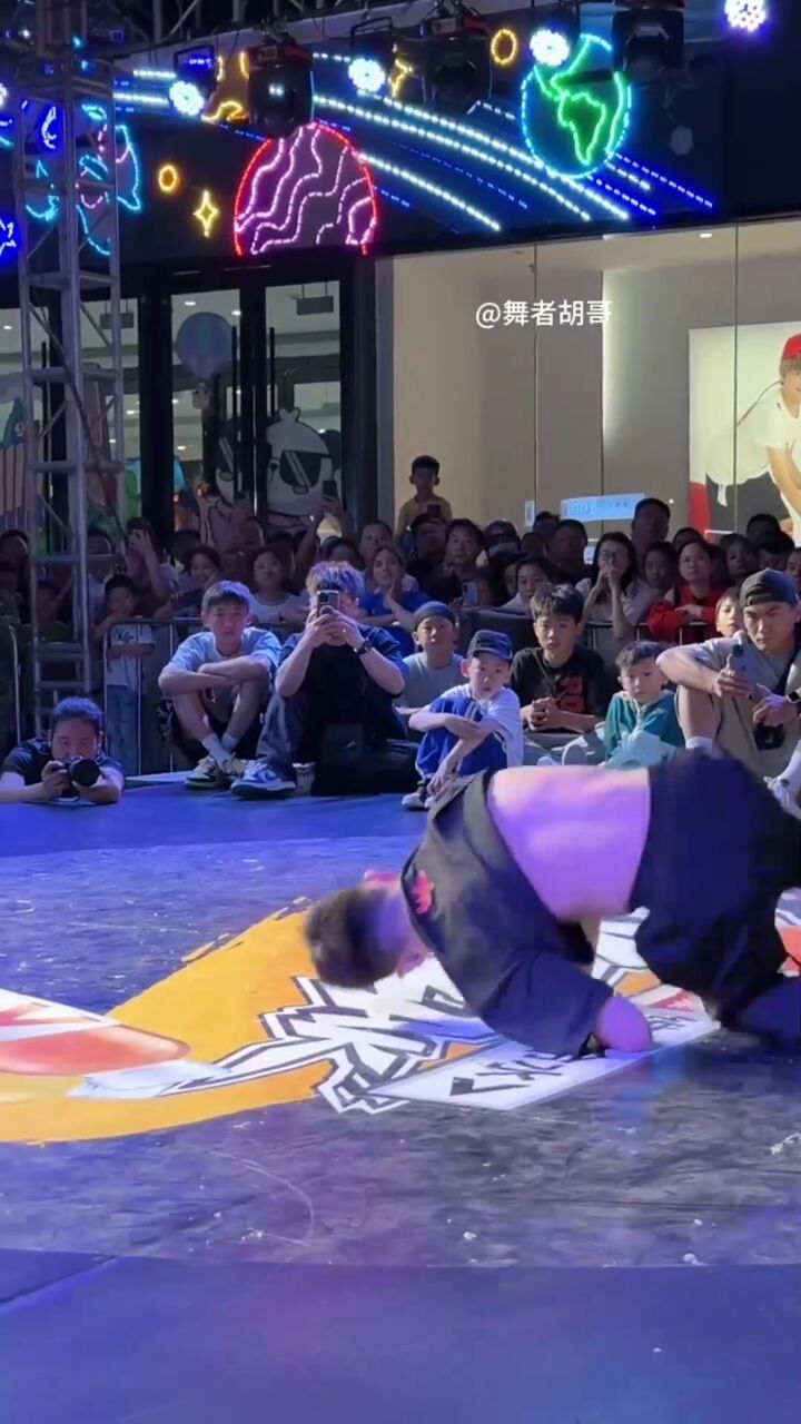 江苏最强街舞少年,舞技超群,街舞单手大回环震惊全场