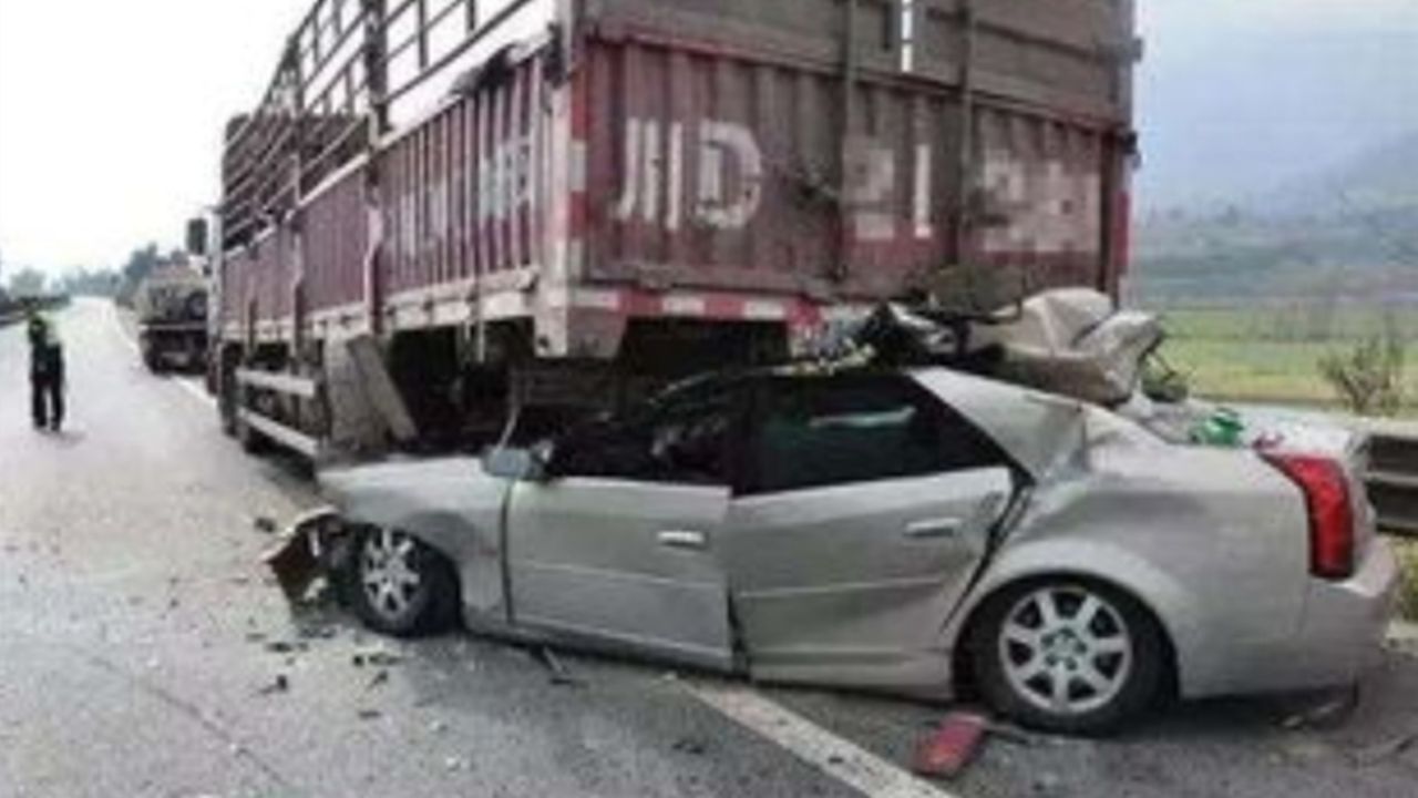 大货车"让速不让道",故意碾压违规轿车?货车司机:这锅我不背