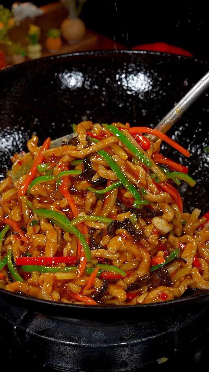 鱼香肉丝很多人都爱吃,外面五十一份,自己在家做十块搞定