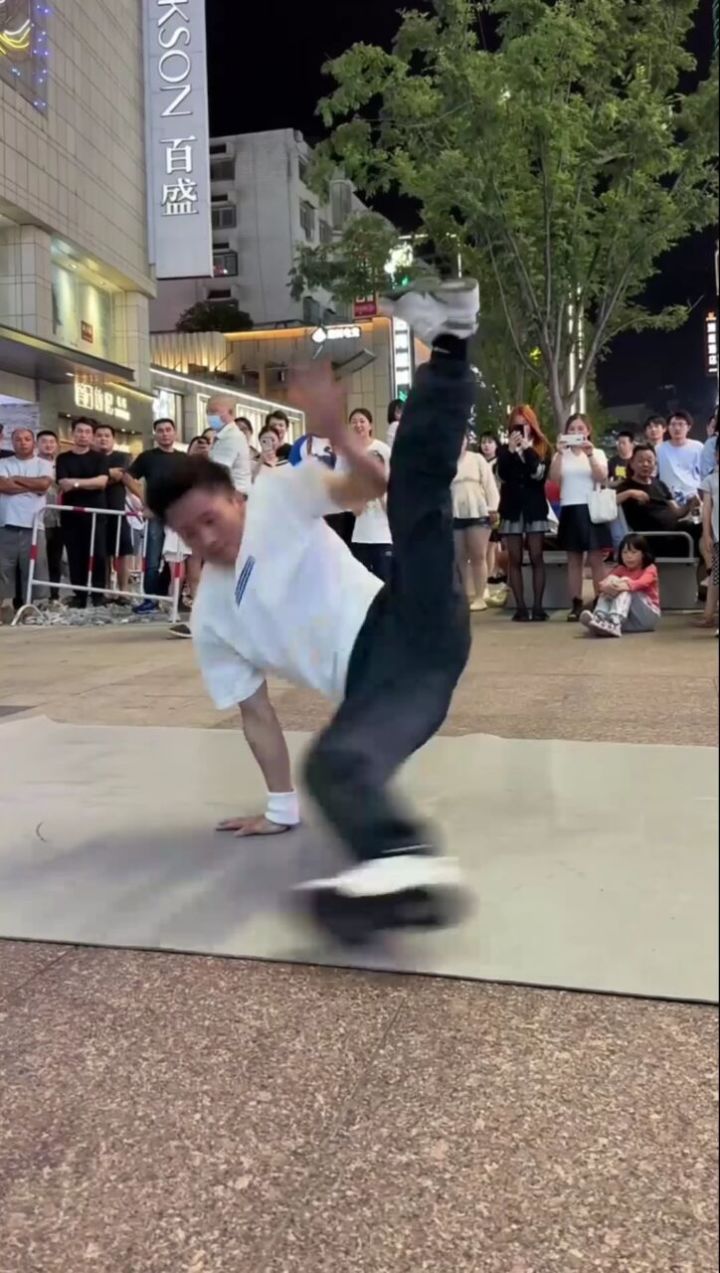 户外炫酷街舞,20圈托马斯送给大家,有行学街舞托马斯得朋友嘛?