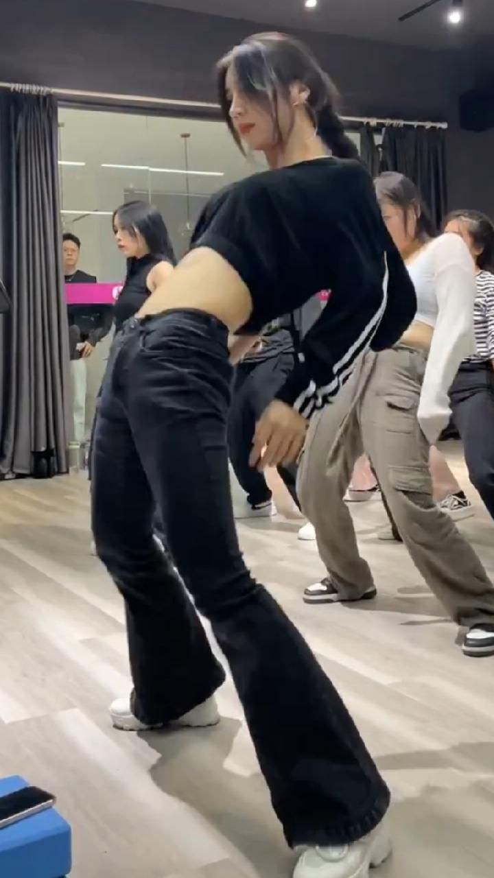 魔性扭胯舞 #小蛮腰扭起来 #妩媚性感 #这谁顶得住啊 #极品身材