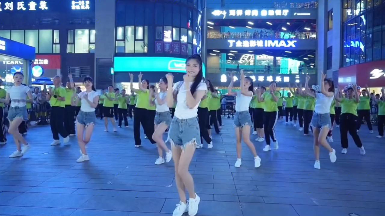 女神跳万人广场舞,场面震撼