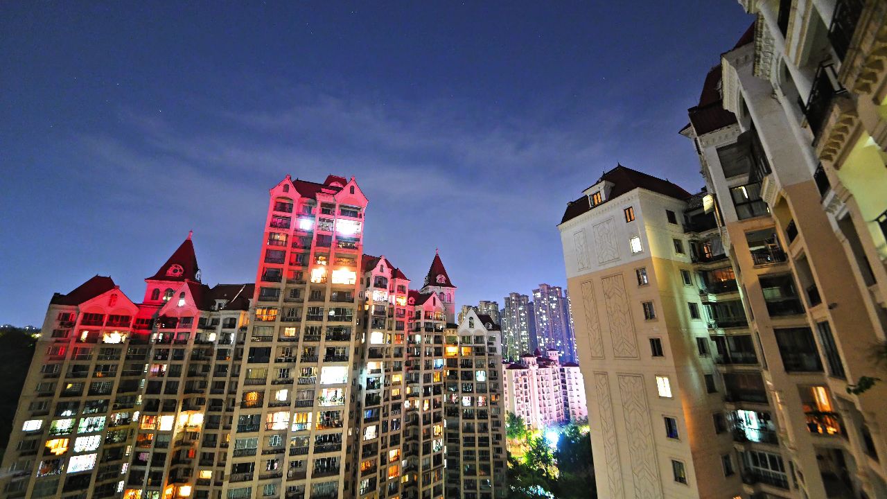 延时捕捉小区的夜晚,每一盏灯都诉说着温馨与安宁.