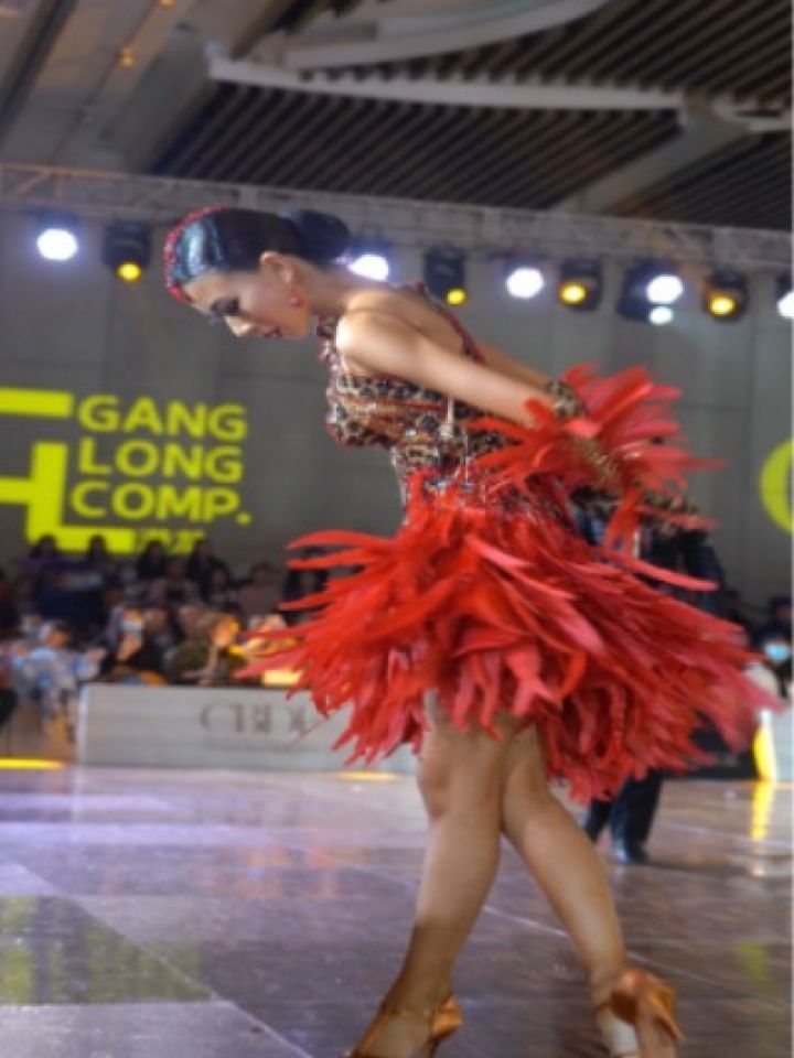 看墨茉组合赛场小知识,每支舞跳完如果感觉地板有些滑,记得场边踩踩水