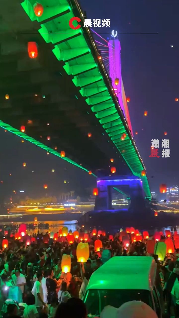 西双版纳庆泼水节万人燃放孔明灯,市民:一年只能放这一次