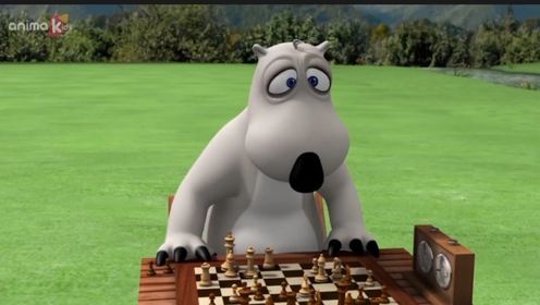 倒霉熊自己玩国际象棋挺好可小企鹅捣乱惹怒大熊