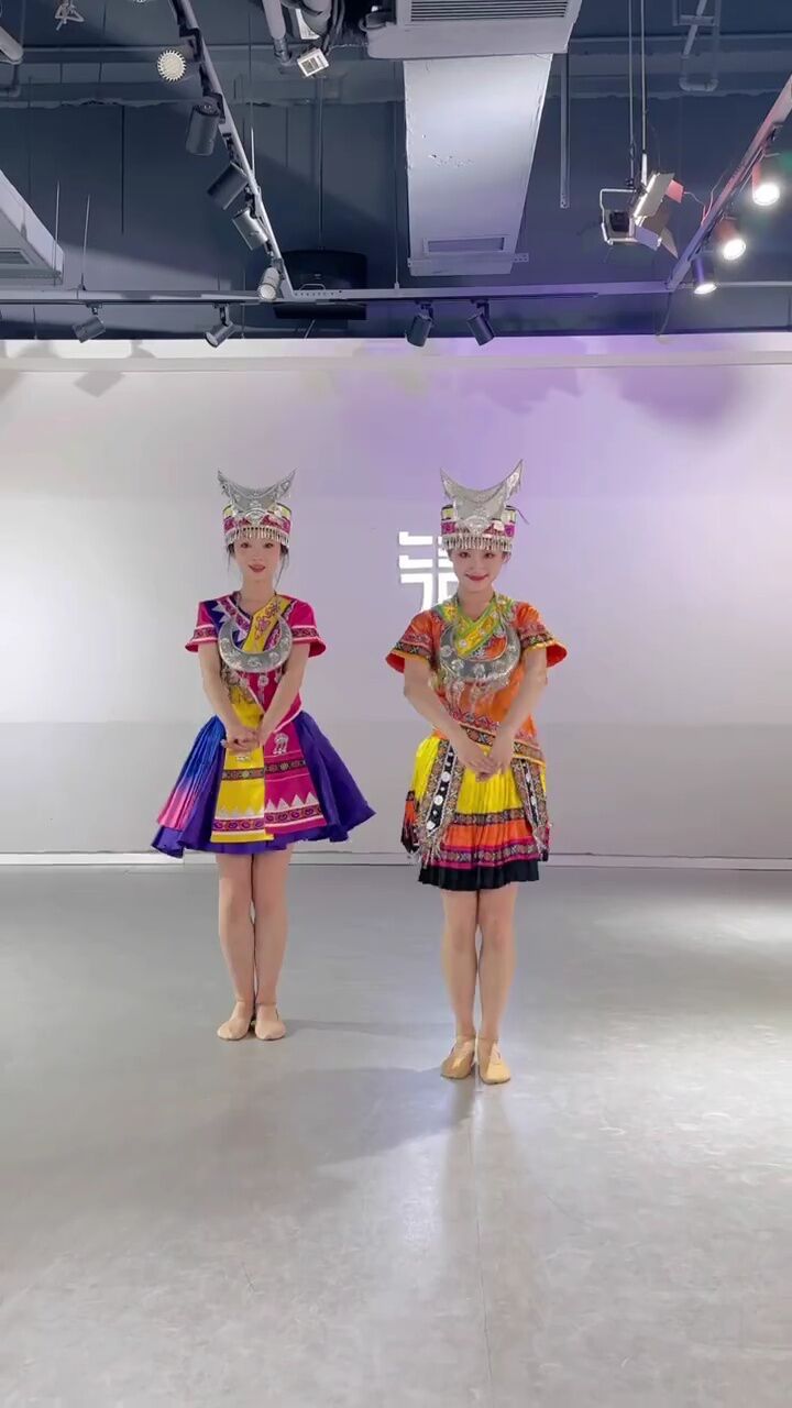 好可爱的苗族舞呀