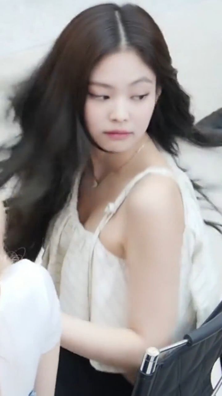 听说男生都爱欺负自己喜欢的女生…jennie