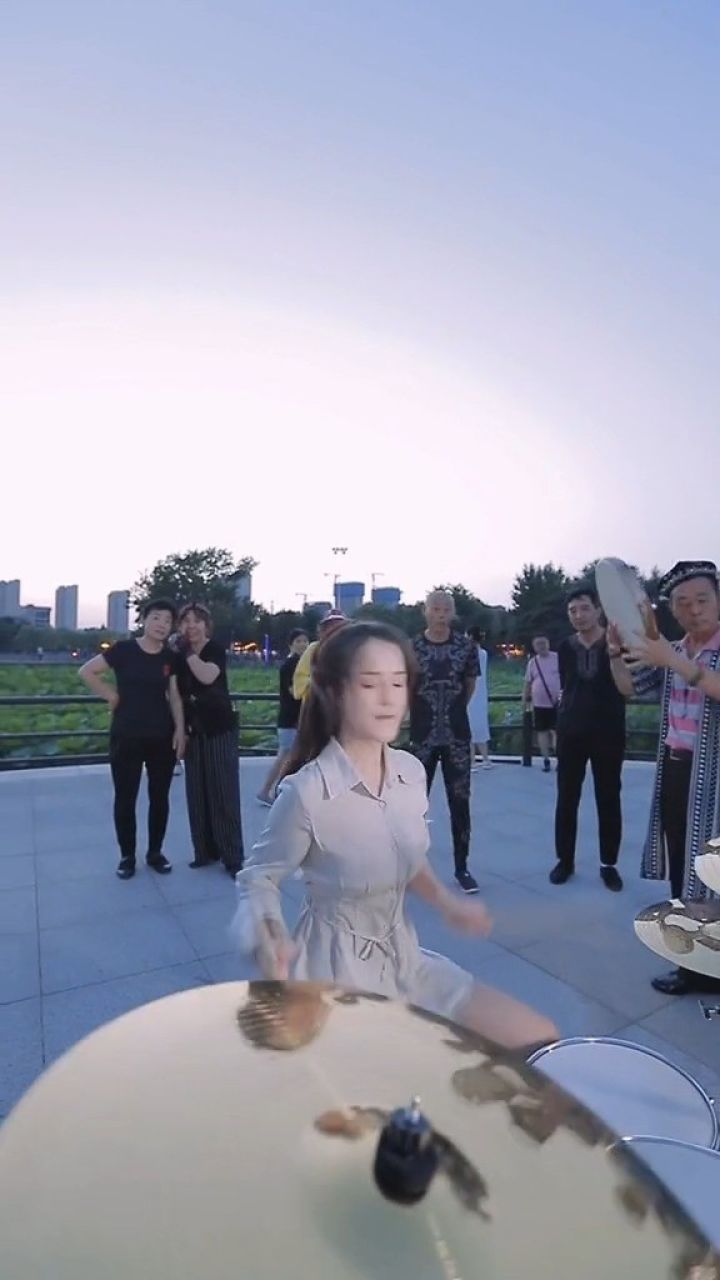 点赞超过10w我倒立洗头