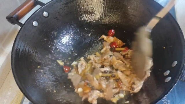 鹿茸菇味道鲜美,肉质细腻脆滑,再加点肉片,简单炒炒就行