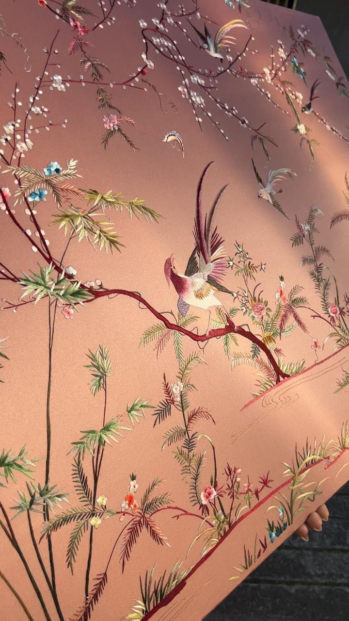 手工刺绣花鸟大幅挂画,绝美粉调,刺绣精美,颜色搭配漂亮,独一无二的挂