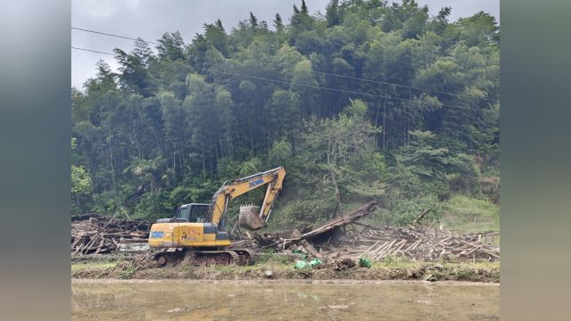 永定区王家坪镇:拆除空心房2处