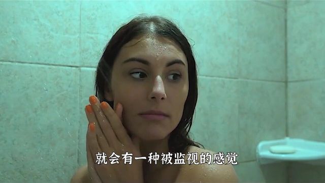 美女在浴室洗澡被人偷窥,你能找出那个人在哪里吗,高手就在评论区,惊悚片《浴室惊魂》#惊悚恐怖#洗澡#偷窥