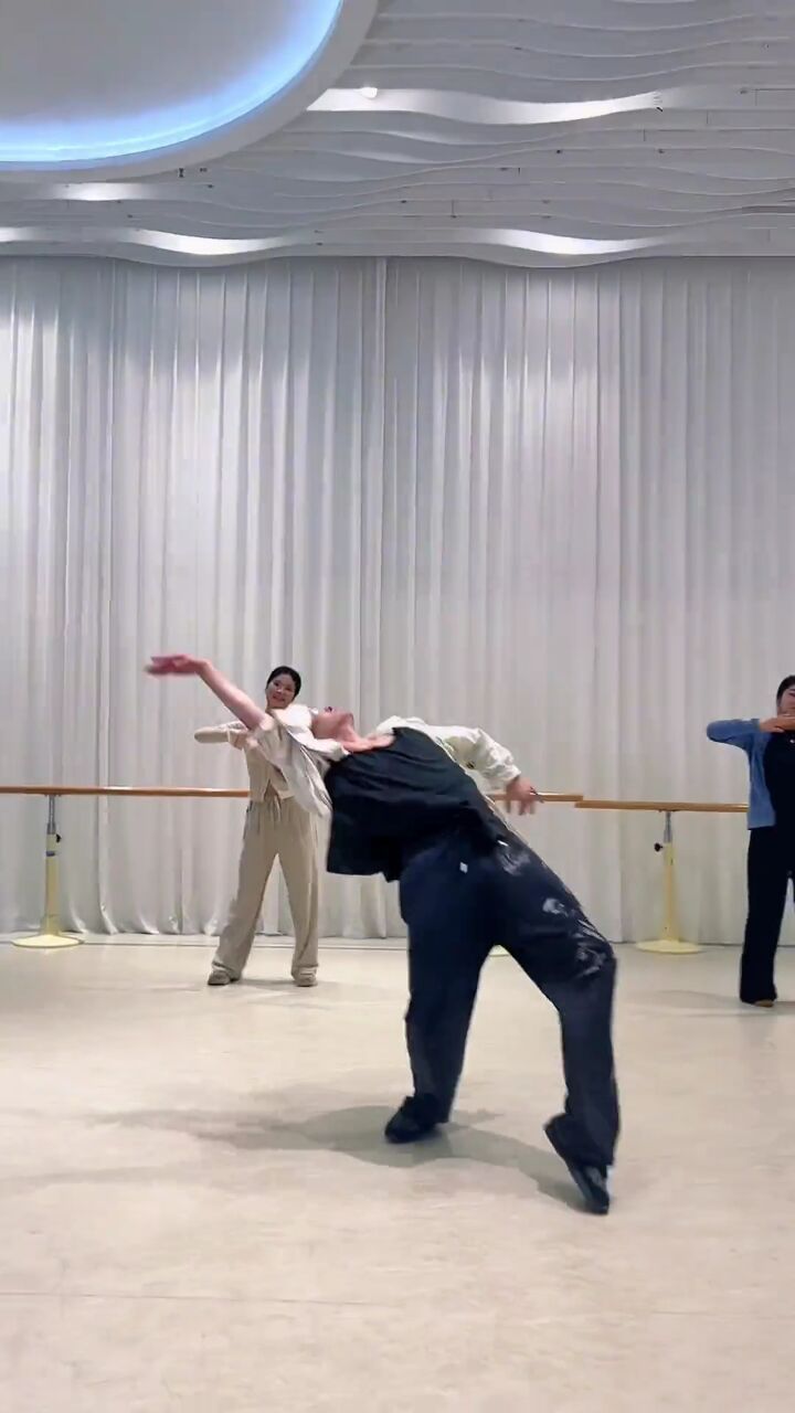 舞者刘福洋: 后面动作是主要形式美,哈哈.