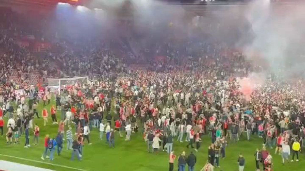 "南安普敦"的球迷们在球队晋级英冠附加赛决赛后冲进了球场