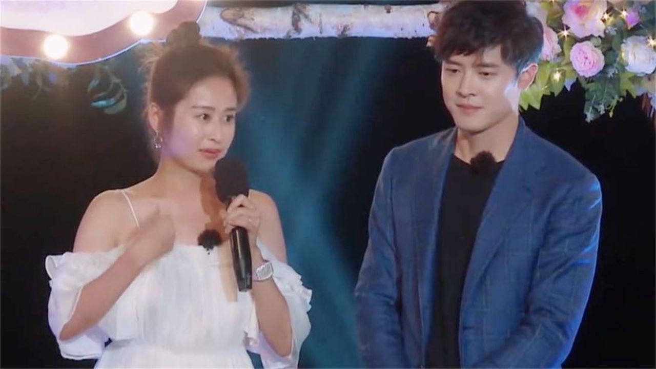 颖儿管付辛博要卡,注意看付辛博下意识的反应,我们不是aa制!