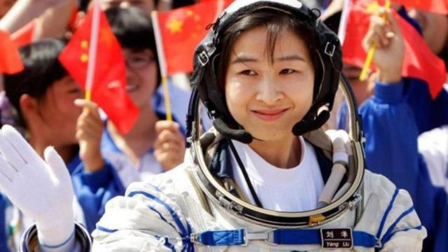 2012年6月16日,我国首位女航天员,乘坐神舟九号飞向太空