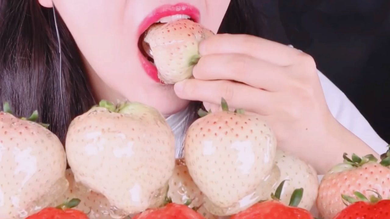 有趣的吃东西声音 新鲜草莓 咀嚼音助睡眠