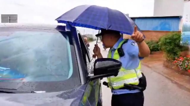 强降雨来袭!大理宾川多部门警力雨中护平安